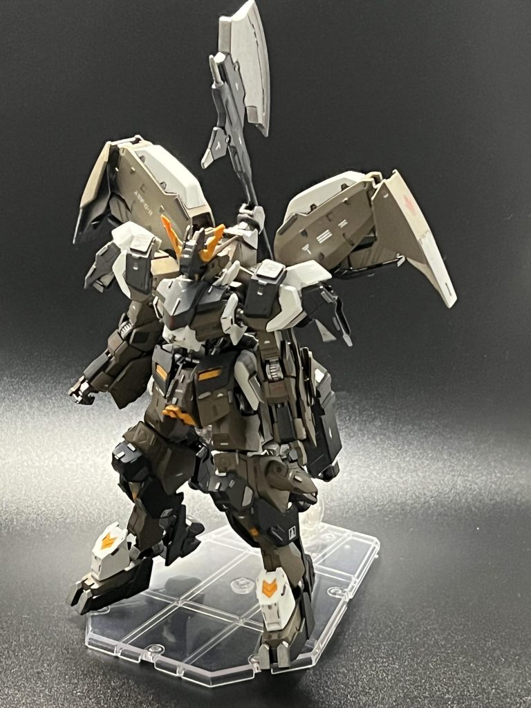ASW-G-11 ガンダムグシオンリビート連戦が続き、更にダメージが蓄積していったガンダムグシオンリベイクフルシティを見かねた『テイワズ』からの再調整を兼ねた改修を受けた姿。昭弘・アルトランドの戦闘データを基に改修されており、より格闘戦及び耐久力・継戦能力に特化させた機体改修となっている。射撃能力を向上させるべく搭載されていた精密射撃変形機構をオミットし、周囲索敵能力向上のセンサー機能に変更。背部スラスター兼サブアーム部の出力強化も行われており、接近戦時においては以前のアームの約150〜180%の出力で使用可能となったが、弊害として完全にスラスター内部に完全には収まらなくなった(変形機構も簡略化された為、フルシティと比べると0.5秒ほどサブアーム初期起動時の時間短縮にはなっている)装甲はリベイク時を基にした装甲を重ねて取り付けた二重装甲(ダブルグラインド)な為に純粋なMSとしての耐久力に関してはP.D.320年代で1.2を争うほどとなった。主力武装もベース機は中距離〜遠距離であったが、各兵装やコンセプトの変更により、近〜中距離の武装に変更されてる。主武装は下記。(なお、以前使用していたライフル類は戦況に応じて使用するようになった。)...グシオンリビートハルバード...ナックルガード...ナックルロケット砲...強化シザース可変型リアアーマー