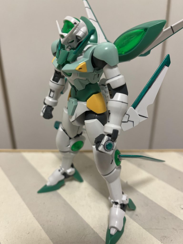 なんとなくガンダムアルテミーやサキブレの雰囲気を残したり、実際にCBにもありそうなデザインを形作るシアちゃんのセンスを感じるガンプラ。兄貴のトランジェントもそうですが、自分の専用機としての機能を追加しつつ、あくまで原作の機体の延長である感じを残しているのは大好き！でも、ガンダムマーカーのメタグリーンでクラビカルアンテナと思われる羽根を中心にテキトーに着色。ごめんね、シアちゃん！