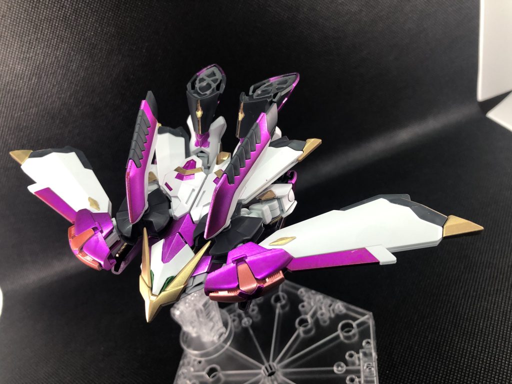 頭と胴体を差し替えての変形。パーツがしっかり固定されるので、カッチリとした良い変形です。CSフレームで長くなった足を尾翼のように振り上げたら、超者的な感じになりました…ララーライ・ラララーイ♬