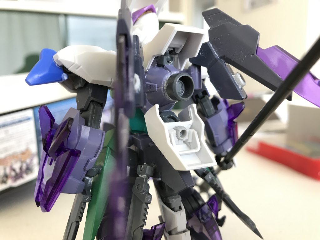 製作中2ボルアムを多用したスラスター展開機構。バルバトスの首根本などで内部のメカディテールを追加しています。