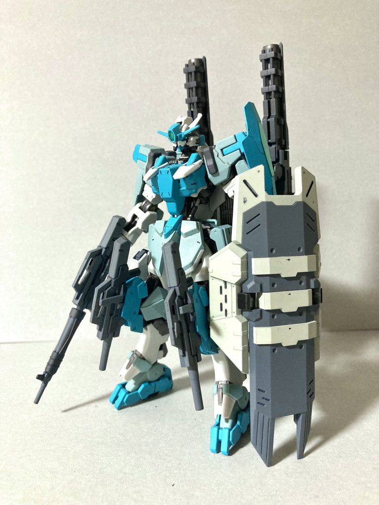 オプション兵装、ライオット。こちらも色合いは一般武装として塗っています。盾の裏にナイフ等を装備可能。