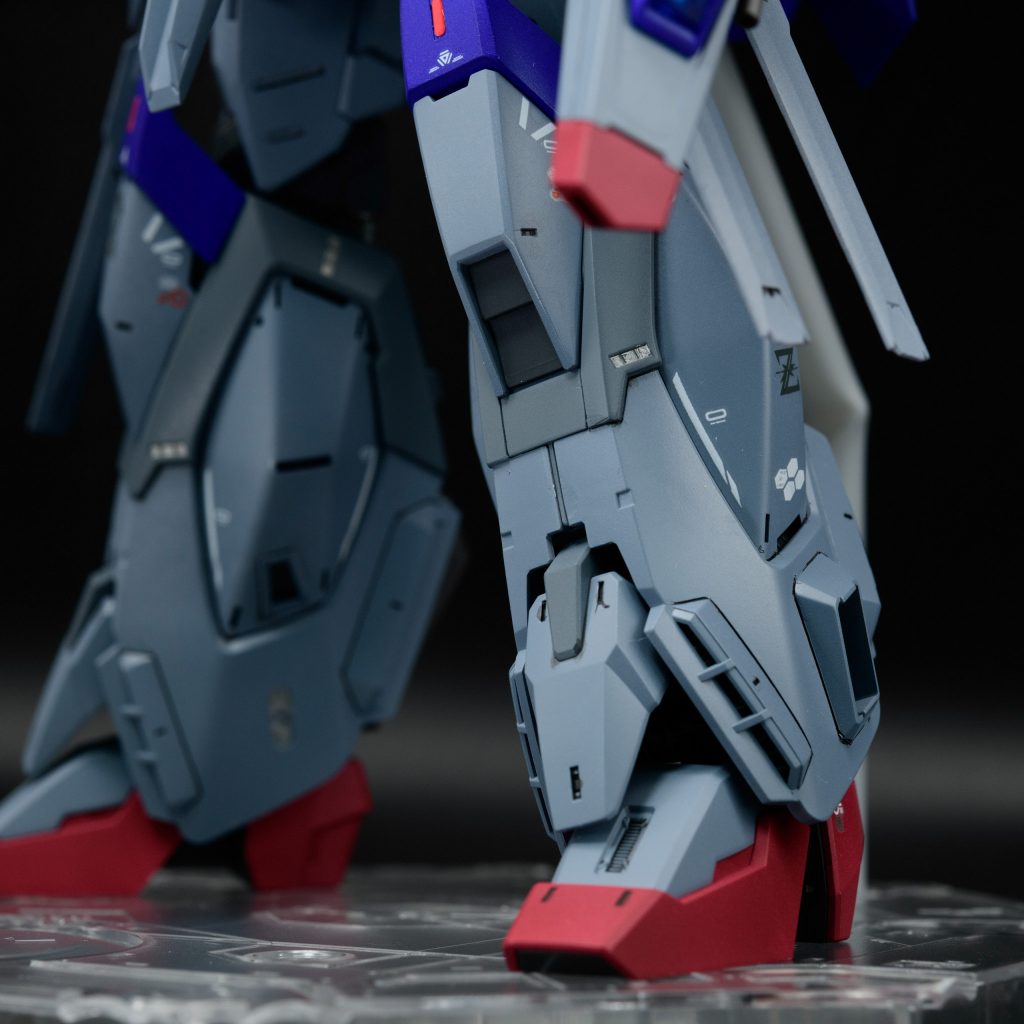 ソールなどはトーンを落としたレッドでダークな感じで。膝頭にはレッドチップでアクセント。