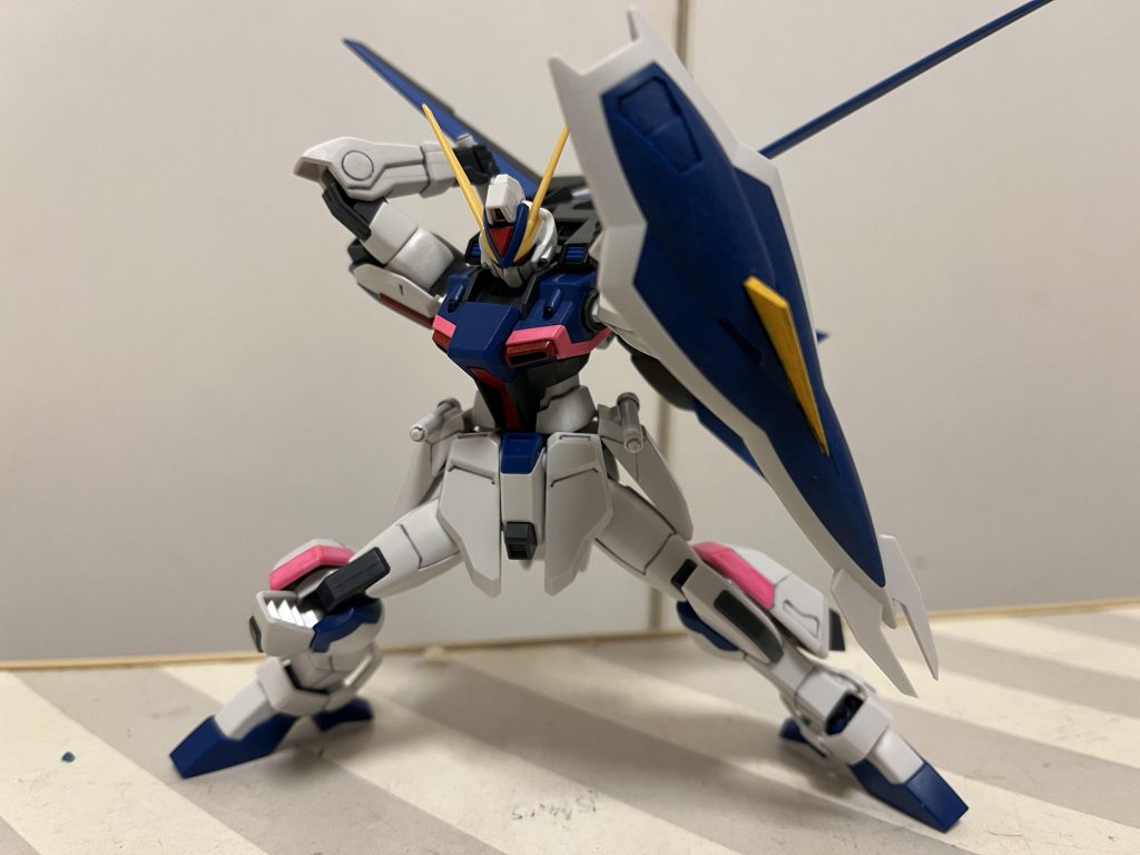 105ダガーや、ダガーLもそうですけど、エール装備時はどっちのサーベルを使うんですかね?ということで、抜刀比較。こちらはエールのサーベル。シールド構えながら抜く、という点ではこっちの方が合理的ですかね?