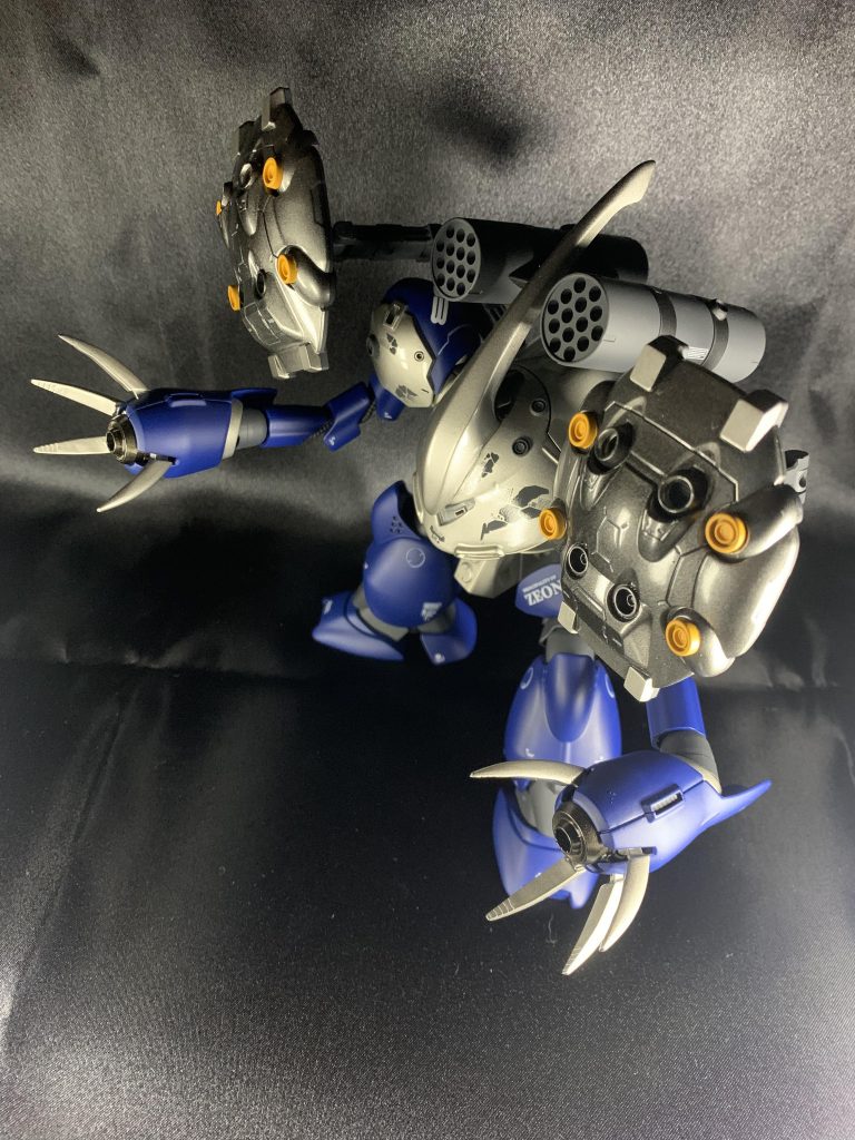 シールドを前方に展開。