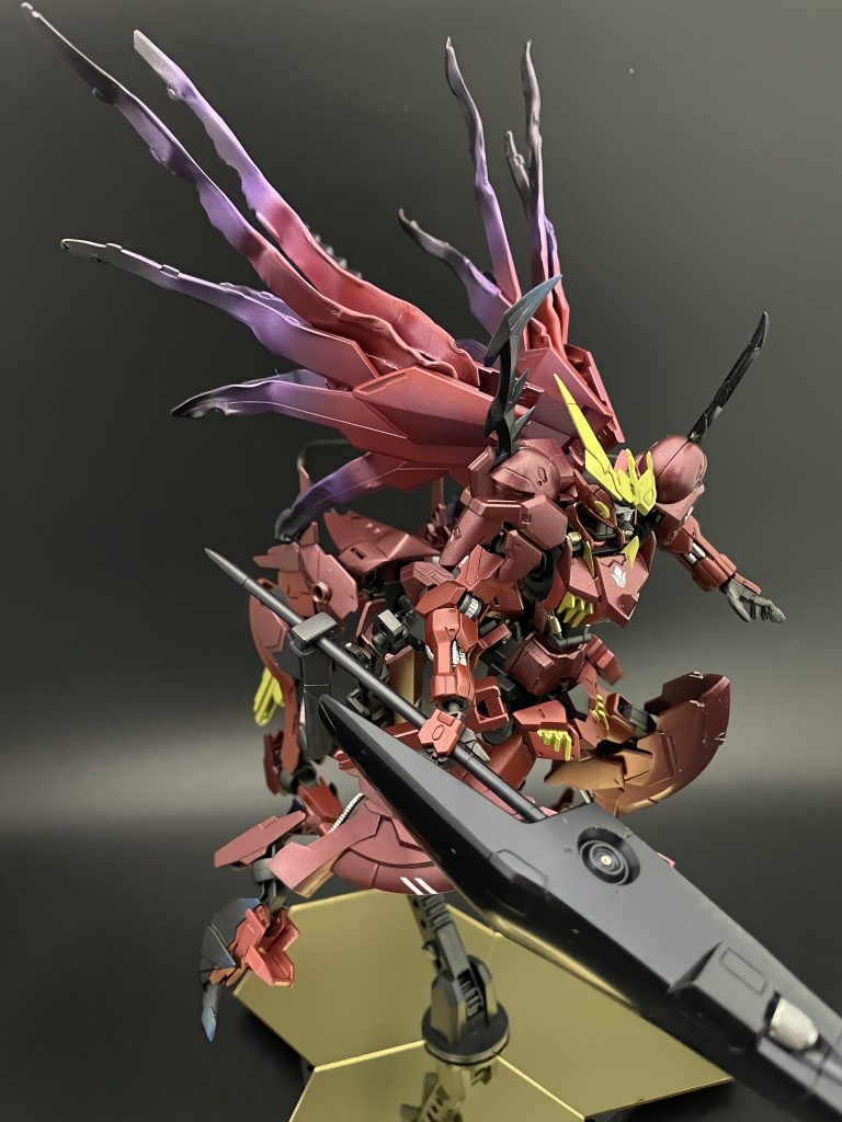 デストロイヤー・ランス基本形状は変更せず、機関砲を別パーツにし数箇所メタルパーツを埋めてディティールアップ。腰にはキマリストルーパーのサブアームを装備。当然元機体と同じように使用できます。