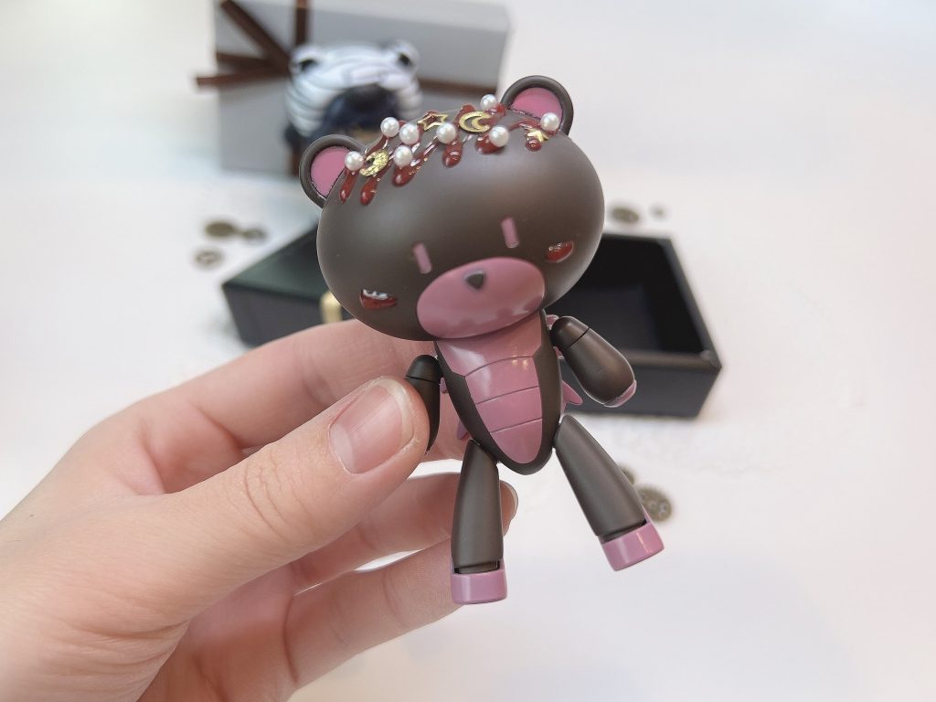 マホガニーサフとエヴァピンクで塗装してタミヤさんのスイーツソースをかけてネイルに使うキラキラもの乗せました♪