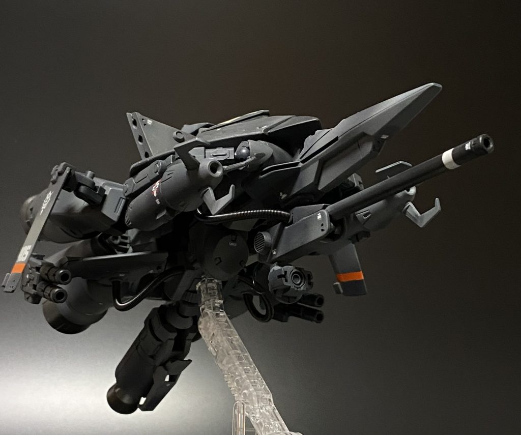 腹側から 150m級の超大型機体化に伴い、コクピットが複座化され、長期間作戦に対応する為小規模ながら居住スペースが設けられている。一年戦争が一年で終わらない展開になったため、本来なら届かないはずのアレックスの代わりに真紅のマドロックがホワイトベースのカイ・シデンの元に届いてしまい、連邦の紅い悪魔が誕生してしまう。