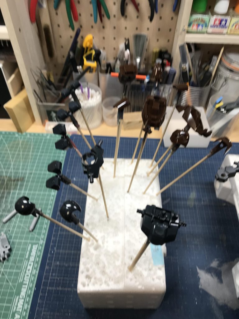 青の下地はミッドナイトブルーにグレーを足し、赤下地はこげ茶です。本塗装は色の源を調色してます。