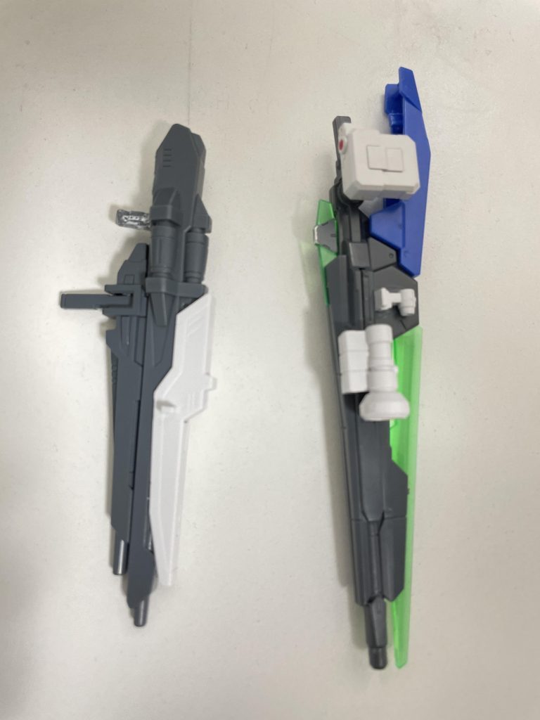 バスターライフルカスタムにはフリーダムガンダムのビームライフルのパーツを取り付け、GNソードライフルにはガンダム6号機のパーツを取り付けました。