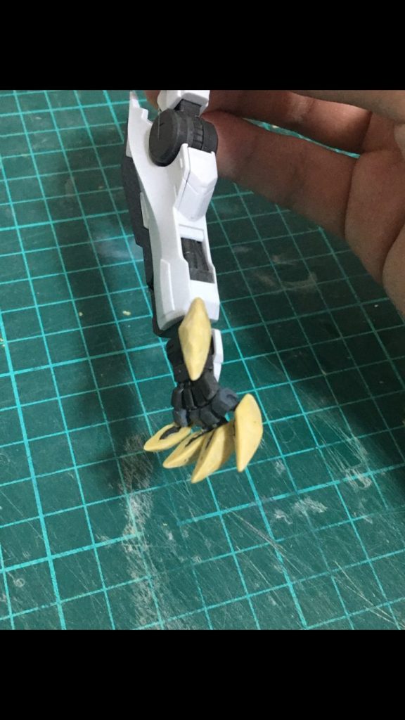 そのあとパテを盛ったりプラ板を使ったりして肥大化させています、もちろんボールジョイントを使っているので指が1本1本動きます