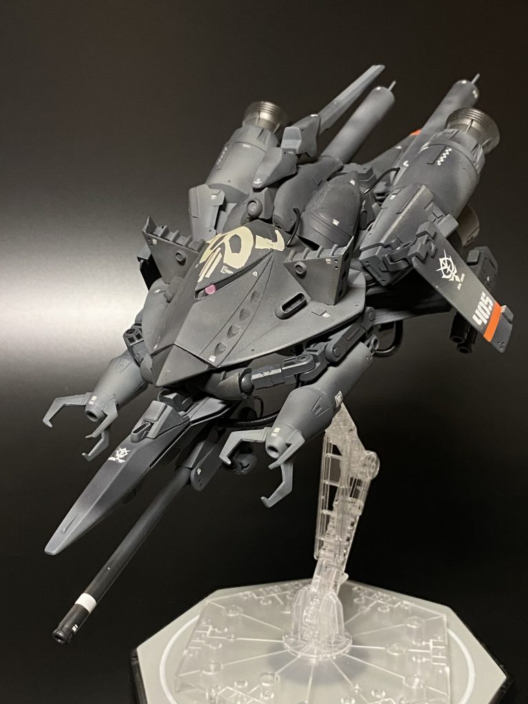 ジオン公国突撃機動軍 ビク・ロング級重モビルアーマー 1番機 ソードフィッシュ 31話で勢い余ってガンダムを倒しちゃって、ジオン公国の英雄になったトクワン用に建造された強化型ビグロガンダム撃破時に中破したトクワン機をベースに重モビルアーマー化されている。