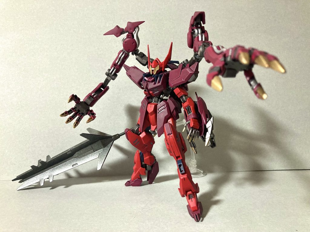 巨大腕はクローによる攻撃や、その長さを活かして相手を捕獲する。