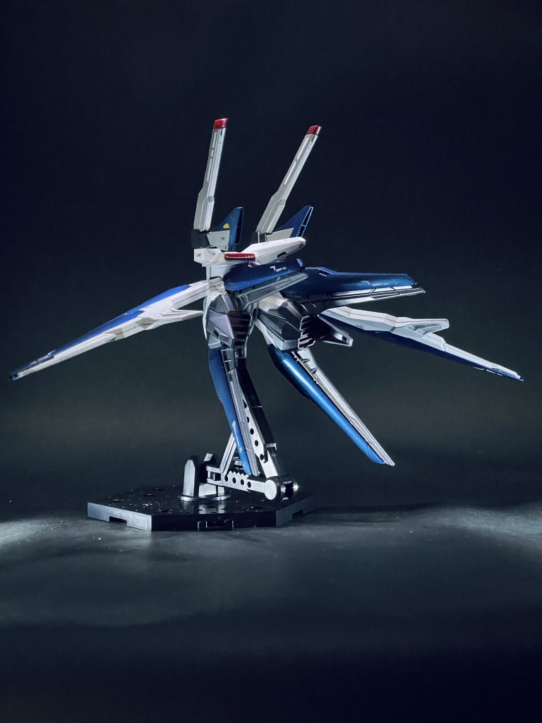 後ろ姿はこんな感じ。画像では分かりづらいですが、バーニアの内部は赤で塗装しました。