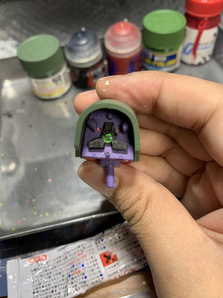 モノアイはHアイズに置き換え。3.5㍉のピンバイスで穴を空けて埋め込んでます