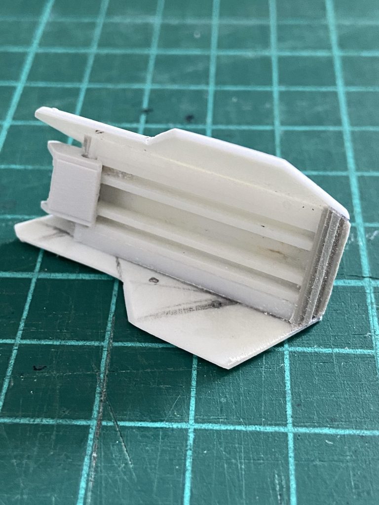 シャイニングプロテクター。プラ板箱組+ジャンクです。当初ターンXの腕をそのまま使おうとしてましたが、武器が多いので両手を自由にしたいなと感じ慣れないながらスクラッチしました。