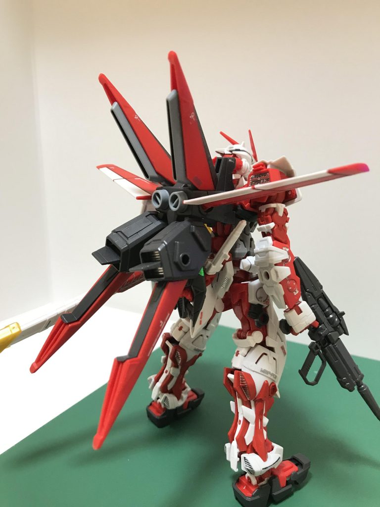 背面からフライトユニットはそのまま付けられないのでパテと接着剤を使って無理やり装備させてます