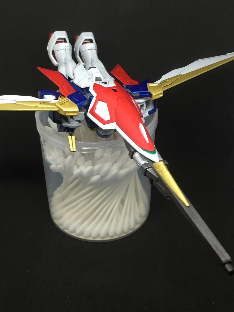 可変機は初めて作りましたが、凄いものですね。ただ、関節がグニャグニャでちょっと苦手かも。台座が無いので綿棒で。