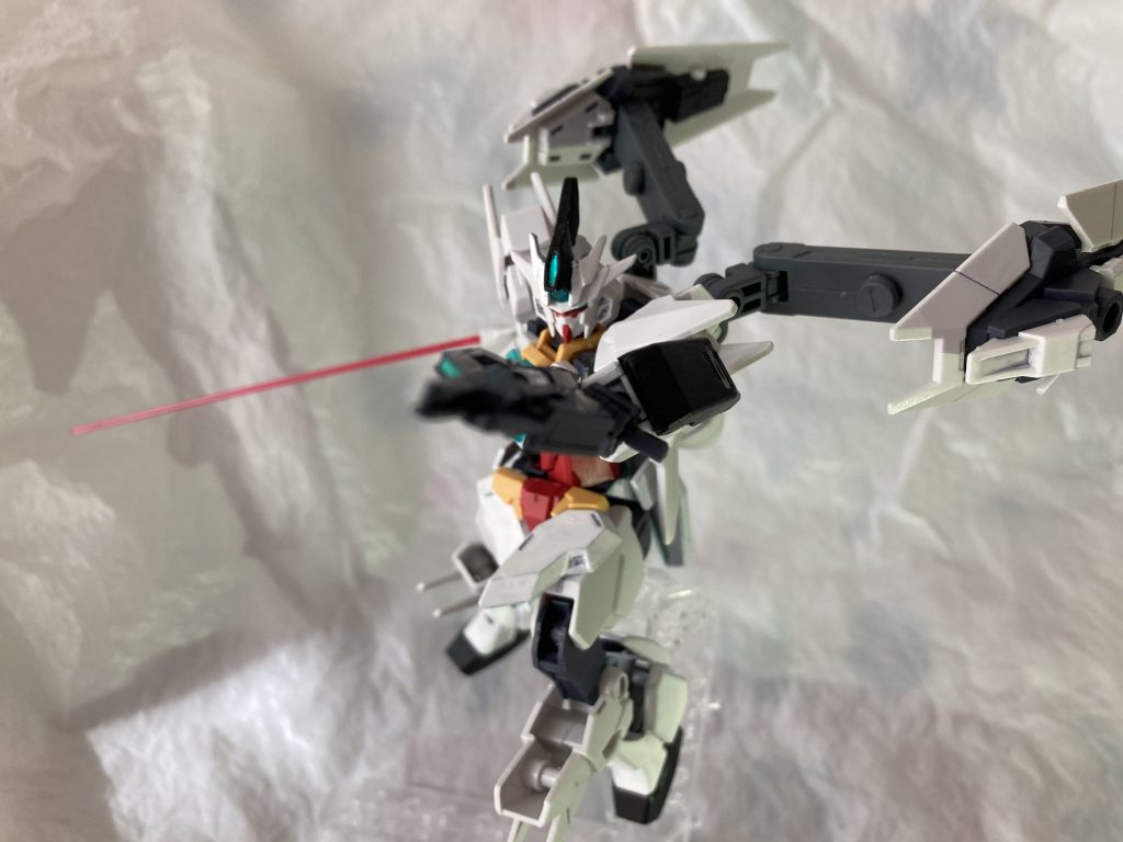 【高機動モード】高機動戦闘や長距離移動に適した形態。GNフィールドによる斥力を機動性に割く事で更なる機動力を得られる。