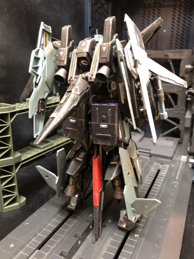 ・ガンダムテルティウム−Σガンダムテルティウムは、シドー・マサキによって製作された、ガンダムMk-Ⅲをベースに作られたガンプラである。テルティウムとは、ラテン語で三番目という意味を持つ。エルドラでビルドダイバーズと対峙、交戦したガンダムゼルトザームの元になったガンプラであり、アンシンメトリーかつ異形、禍々しくなったゼルトザームと比するとシンメトリーな正統派のデザインとなっている。その機体に合体変形機構を組み込んだのが、ガンダムテルティウム−Σである。その変形機構は、ZZガンダムの初期案のひとつでもある幻のMS、Σガンダムに起因する。上半身からなるΣ−アタッカー、下半身からなるΣ−ベースにそれぞれ可変し、その2機が合体した状態がΣ−クルーザーとなる。なお、分離機それぞれに搭乗員が必要で、MS形態時にはΣ−アタッカーのパイロットは機体のメインパイロットとして機体制御を。Σ−ベースのパイロットは索敵、火器管制等の補助を行う。なお搭乗者が1名でも稼働は出来るが、その際は分離する事は出来ない。ーーーーーーーーーーーーーーーー室長「続いて可変機構を見てくれー!MS形態から一気に可変も出来るけど、非常にわかりにくいので、A・Bパーツ分けて紹介しますね。」