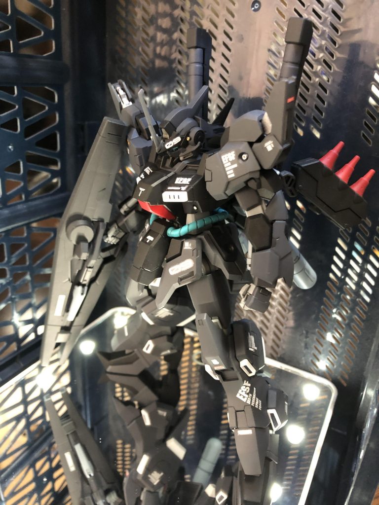 カラーはハヤト少佐のパーソナルカラー、ダーク系で塗装。