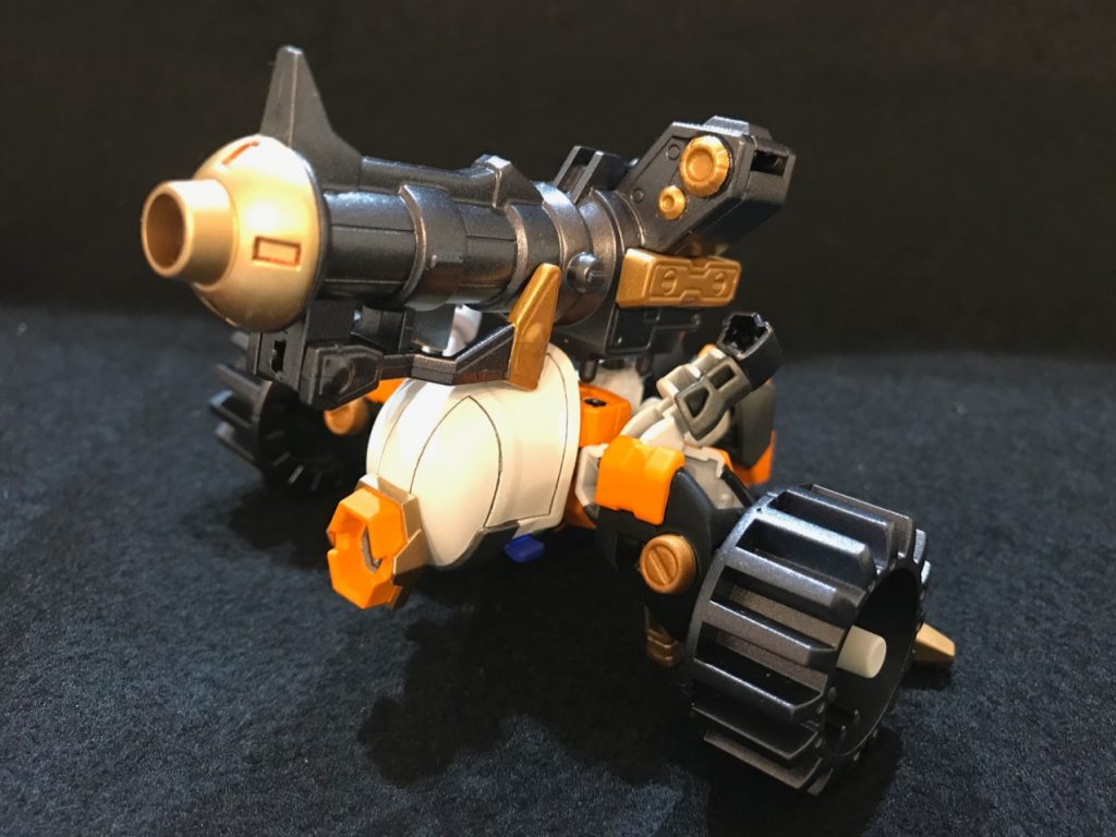 さらに、「戦闘重車（バトルタンク）」形態に変形。鉄機武者の技術を応用し、まさに自らが砲台となり最大火力を発揮する形態である。大将軍の大目牙砲(オメガキャノン)を参考に開発された「爆炎砲(バクエンホウ)」を単身で発射することが可能。パーツ流用した爆炎頑駄無の変形をそのまま活かしてみました。