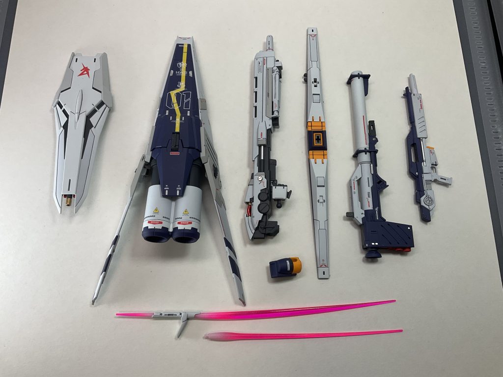 武器類ビームサーベルも白でグラデーションをかけて発光感を出してます