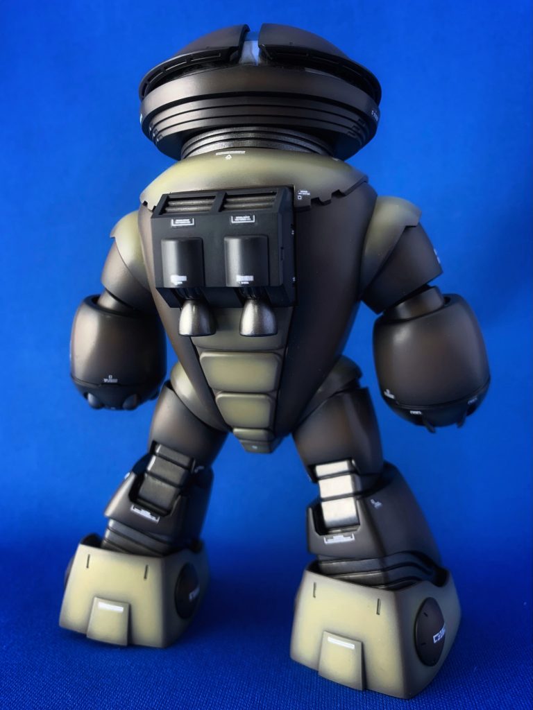 工作は露出する部分の合わせ目を消し、一部モールドの彫り直しを行った程度。ヒケが多く、目立つキットなので整面処理は必須です。