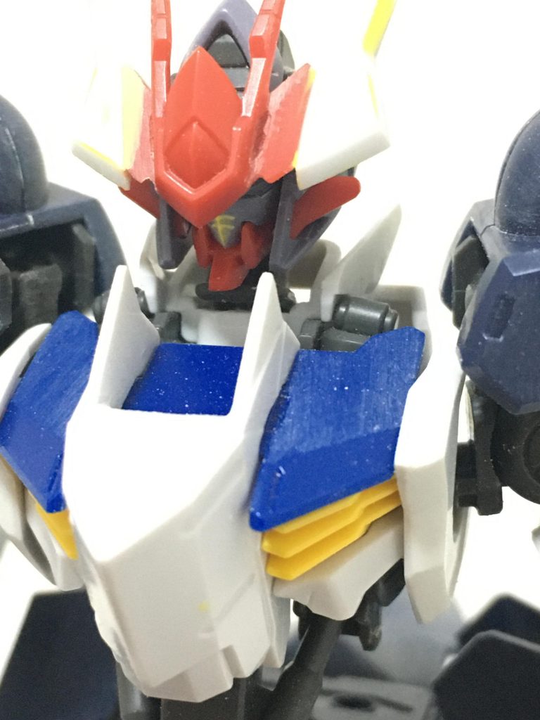 頭部はアンテナをプラ板で新造しシンメトリーに、フェイス部のモールドは埋めています、フェイスモールド埋める改造が個人的にブームです