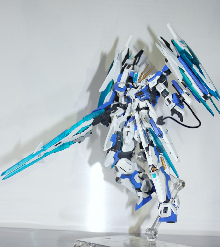 チーム戦を想定し、左腕に装備されたシールドには粒子供給用ケーブルを搭載。GNビームサーベル