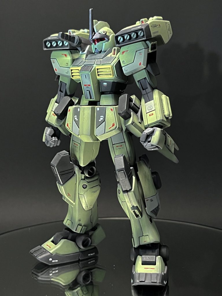 ジムⅢ本体。胴体を3ミリ延長し、筋彫りとプラ板、デカールでディテールアップ。