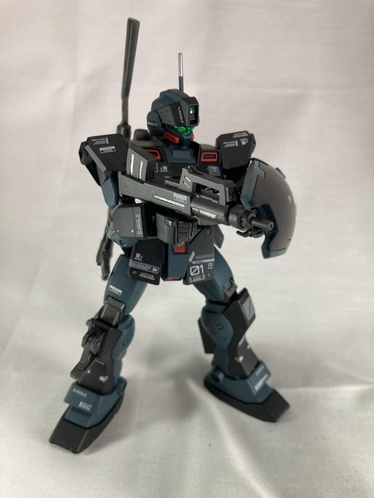 サブマシンガンサブマシンガンを装備させて中距離でも戦えるようにしたい、でもどこにあるのが1番咄嗟に持ちやすいのか考えた結果右ふくらはぎにマウントできるようにしましたが、サブマシンガンの穴ぽこが丸見えになるので持った時はシールドで穴ぽこ側を隠してます