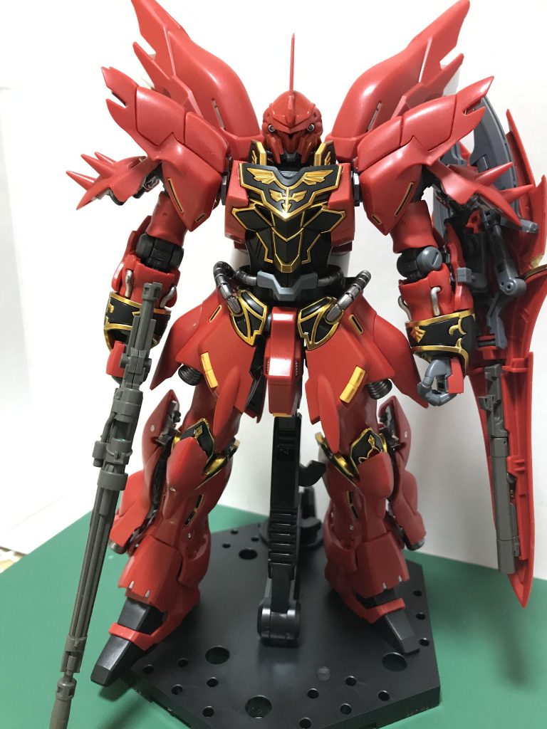 素立ちで正面から金色の部分は全て色分けされたパーツなので塗装の必要なしこのサイズでこれができるのが驚異的ただし正直これが一番まともにとれるポーズだったかも