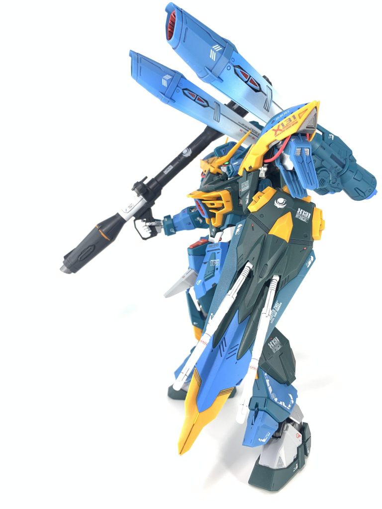 背面両肩裏に赤リード線をオリジナルで追加しています。