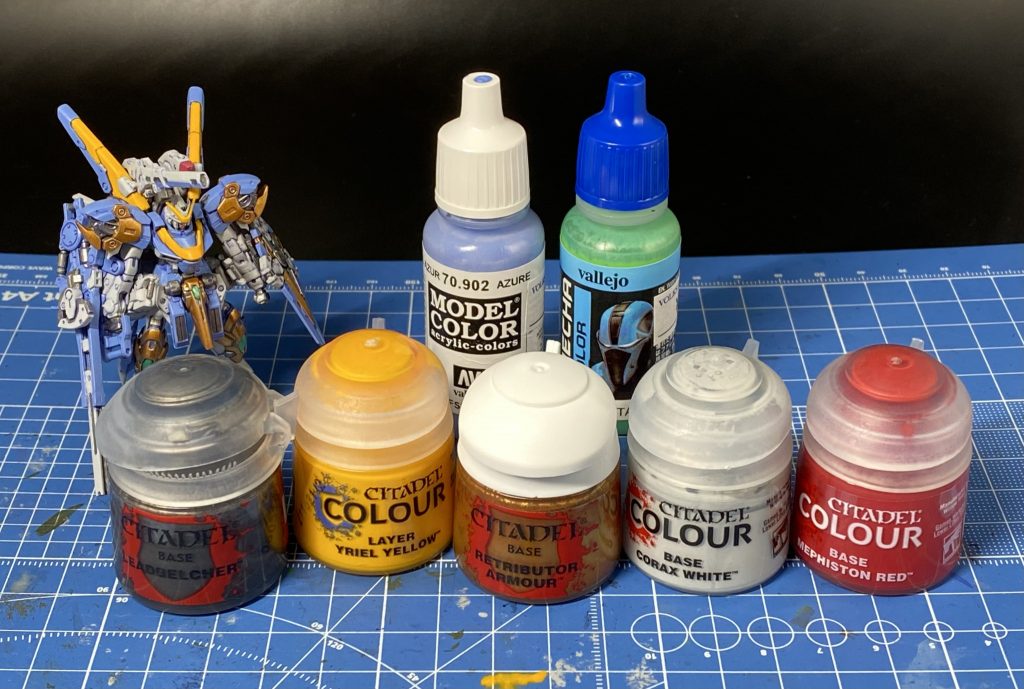 使用したカラーを追記します。ブルー：ファレホAZURE白：シタデルベースCORAX WHITE赤：シタデルベースMEPHISTON REDに上記白を少々黄：シタデルレイヤーYRIEL YELLOWフレーム：シタデルベースLEADBELCHERグリーン：ファレホメカカラーMETALIC GREENファレホのAZUREは、ミリオンブルーっぽくていい色でした。シタデルベースはどれも隠蔽力高くて良いですが、イエローはレイヤーなのでなかなか発色せず苦労しました。やっぱちゃんとイエロー系のベースで下地塗るべきですね。スミ入れはエナメルを調色したものです。参考になれば幸いです！