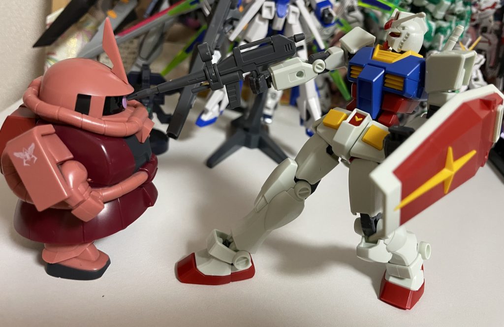こないだ買ったザクとのコラボ。思ったよりザクが小さくてヒッペリゴシになってしまったガンダム。