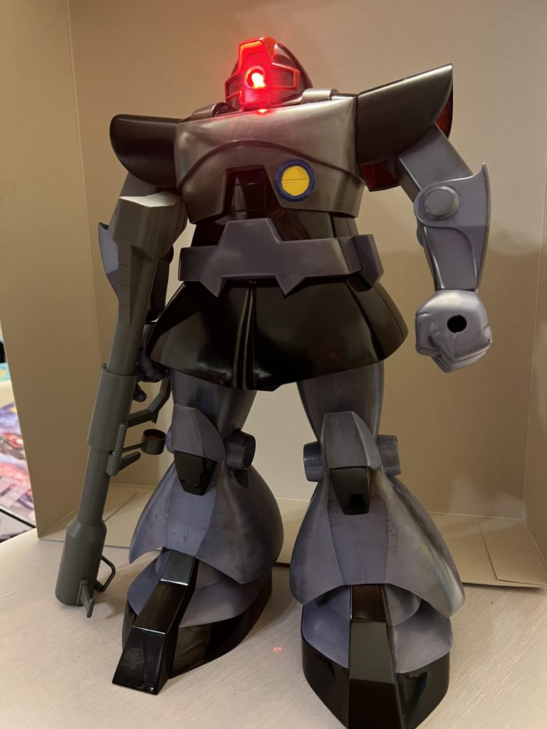 旧キットなので合わせ目はスキマだらけだったのでランナーパテを使って接着。初めてのことで付け過ぎて合わせ目が変色するという大失敗、ごまかすためにガンダムマーカーでウェザリング。本当は無塗装で作るつもりでした。ちなみにバズーカの持ち手はあり得ないスキマの開き方で、パテ補修必須です。さらに説明書をちゃんと見ないで作ったため、太ももの前後ろを逆に取り付けてしまいました…