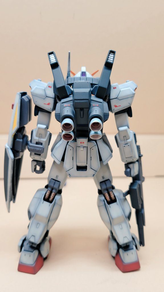 ディテールアップにスジボリ、プラ棒貼り付け、レッドポイント等、挑戦してみました。只、黒立ち上げからのグラデーション塗装は想像以上に疲れました😖⤵️  