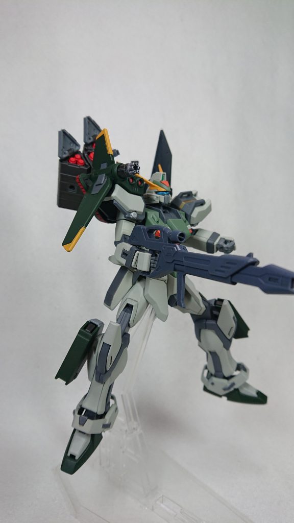 脚部に「ガンダムアストレア タイプ－F」のハンドガンを装備