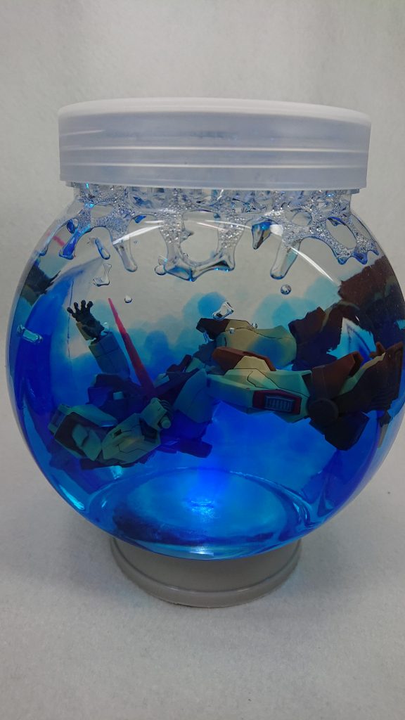 道具は100均で買った「PETキャンディポット」と「消臭ビーズ」の透明と青