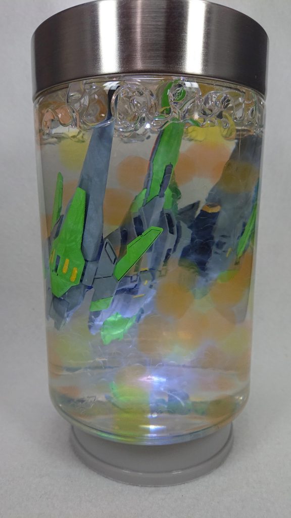 使用した道具は、セリアの「シンプルボトル1050ml」と「消臭ビーズ」の黄色とオレンジ