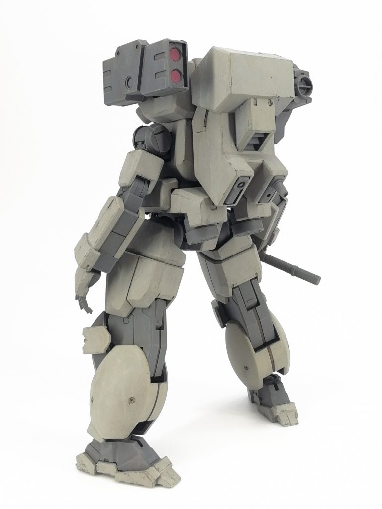 胴+頭はジャハナムの胸をベースにGP羅刹（GP02と同じだけど）を乗せて背中にグリモアのバックパック。1ｍｍ程度の隙間調整は一部行っていますが全パーツほぼそのまま噛み合うので接続軸だけ追加して形状はほぼそのまま。股間部はリーオー。サイドスカートを上下逆にしただけです。足はAGE1タイタスの脛を短縮して足首にアルトを使用しただけ。基本的には膝パッドまでで脛。腕はグレイズフレームの肩にGエグゼスの腕の一部装甲を剥がしただけ。ほぼそのまんまです。全身の各部を戦車キットジャンクやプラチップでディテールアップ。塗装はフレーム色のメカサフヘヴィまでエアブラシで塗装し、ファレホでドライブラシとスポンジチッピング、オイルブラッシャーで汚しを軽く入れた後一度クリアでコート。その後メイン色のフランカーブルーや差し色のイエローとオレンジをファレホで筆塗り、塗料の剥がれをファレホエアブラシシンナーを沁み込ませた筆や楊枝で擦り落として実際に剥がすことで表現。さらに油彩やウェザリングカラー、パステル等で汚しを描き込んでいきました。いつもの。各センサーやレーザー素子をイメージした緑と赤には目のクリアパーツ以外穴無しの0.5～0.8ｍｍビーズを使用。