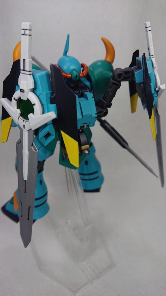 バックパックは「HWS&SVカスタムウエポンセット」に「ガンダムダブルオーダイバー」のGNドライブを装備