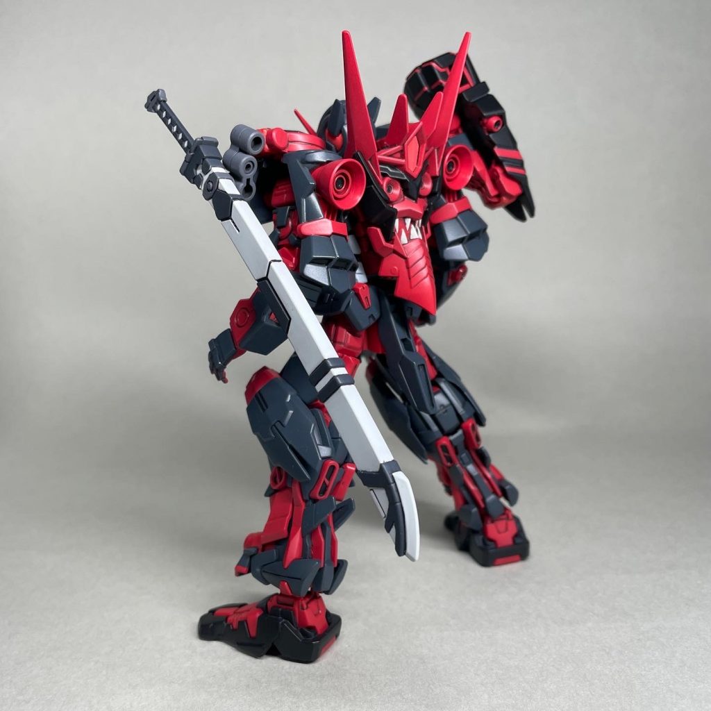 ガーベラストレート装備 うしろ 今回、一度は組みたかった「HG戦国アストレイ頑駄無」をもとにした機体を製作しましたが、ちょうどいい具合に戦国要素が強すぎる頭部と刀が入手できず、気になる部分もだいたい手を入れたので、自分好みのビルド系アストレイにすることができました。 多少のアラはありますが、とても気に入っています。今までのところ、今年最高の出来です!(武器単体を除き、今年1体目のガンプラ完成品😅)