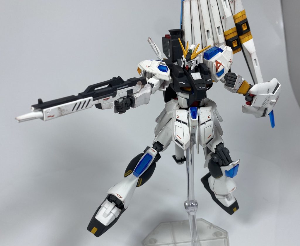 [ビームライフル]本機の主装備。νガンダムのものと同型で、収束した高出力ビームを放つライフルモードと3連バースト射撃を行えるバーストモードを切り替えることが可能なほか、上部にはグレネードランチャーも内蔵されており、非常に使い勝手の良い武装である。