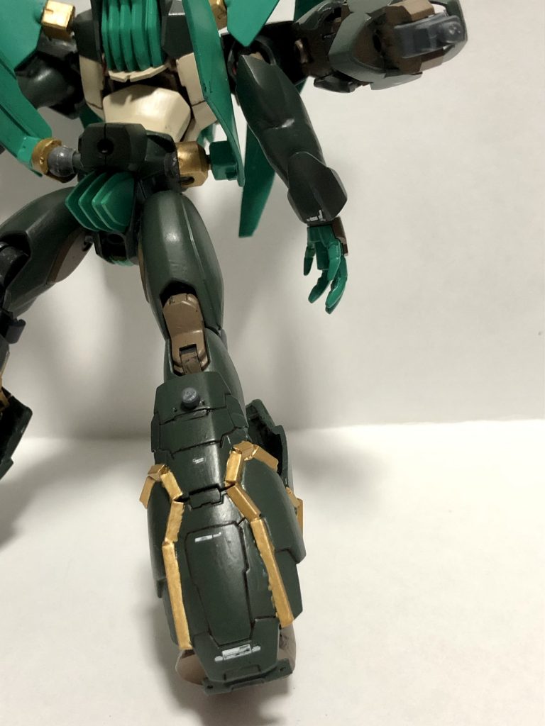 先ず腿部の装甲を下にスライド