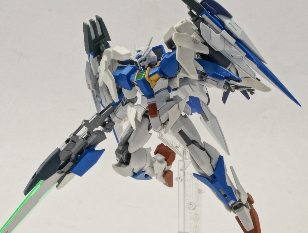 〜ポージング〜　ビームライフル(ソードアタッチメント)ダブルオースカイメビウスに付属のライフルに、GNソードⅢの機能をくっ付けました。「GNソードⅢめちゃカッコいい…」ということで、スカイ＋オーライザーには是非とも装備したいと考えていました。　当初はGNソードⅢそのまんまでしたが、スカイメビウスのライフルともいい感じにミキシングできて、ダブルオースカイ用の装備っぽく仕上がったかなと感じております！