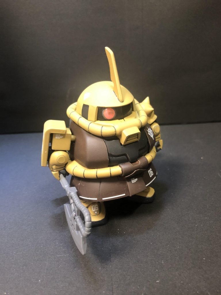 用意した武器はバズーカとヒートアックス。バズーカはHGのものをつめて使用。ヒートアックスはGフレームのモノを流用しています。