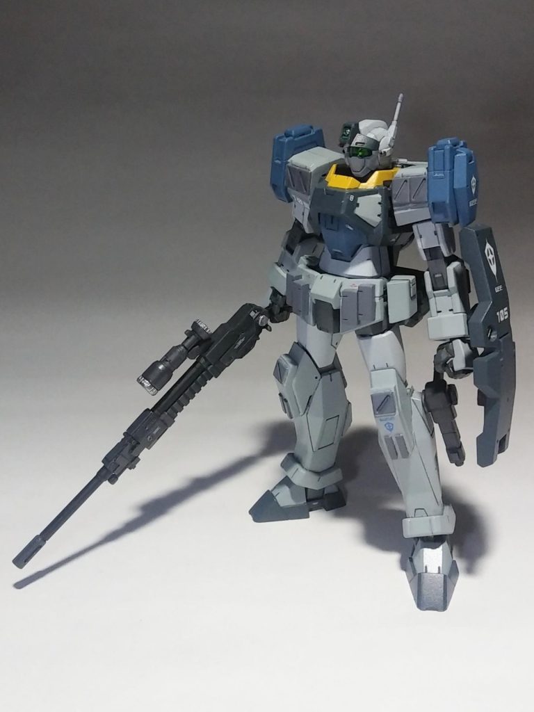 ライフルは手持ちのジャンクパーツから作成しています。カラーリングはオリジナル、追加装甲的なパーツを組み合わせました。