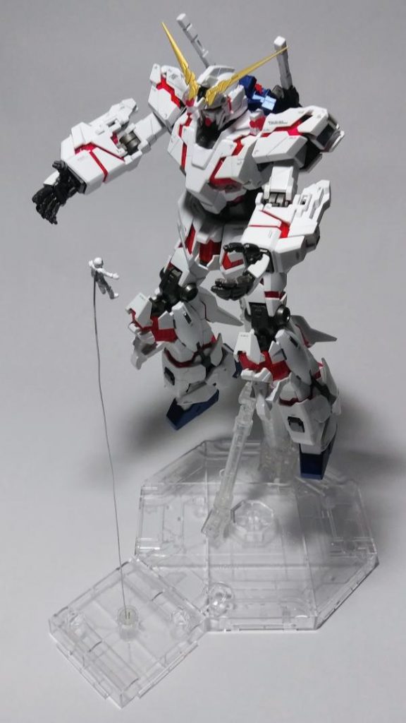 サムネ画像は自然光で撮影しましたが、ディスプレイにはアクションベースを使用しています。ミネバのフィギュアは、バンダイの1/100MSフィギュア01を使用、ポージングを変えています。