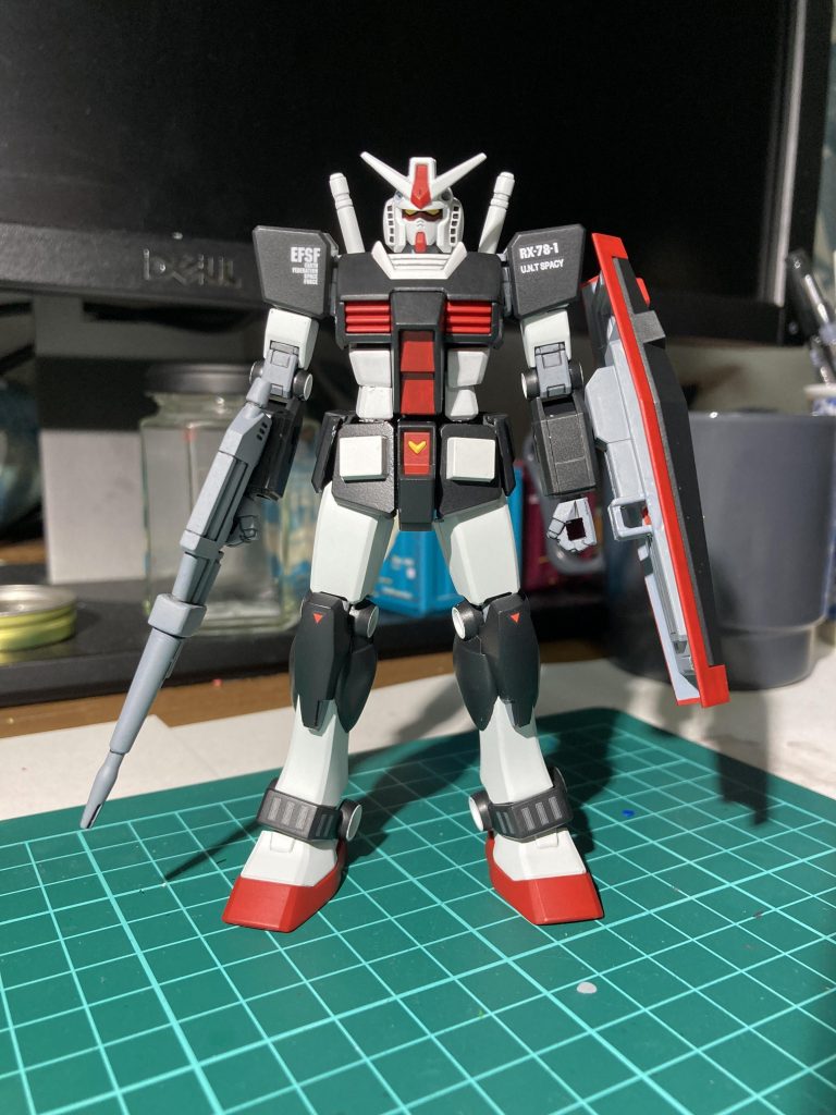 ガンダム1〜3号機っていうのは、外見的にはカラーリングぐらいしか変わらないだろうと勘違いしていた迂闊な私。1号機は腕や腰部、バックパックに若干の形状違いがある事を知り、それはさすがに自分にはハードル高いっす💦という事でとりあえずはカラーリング変更で再現して、本当に再現するのはもっと腕を上げてから再チャレンジしましょうという事で勘弁して下さい。